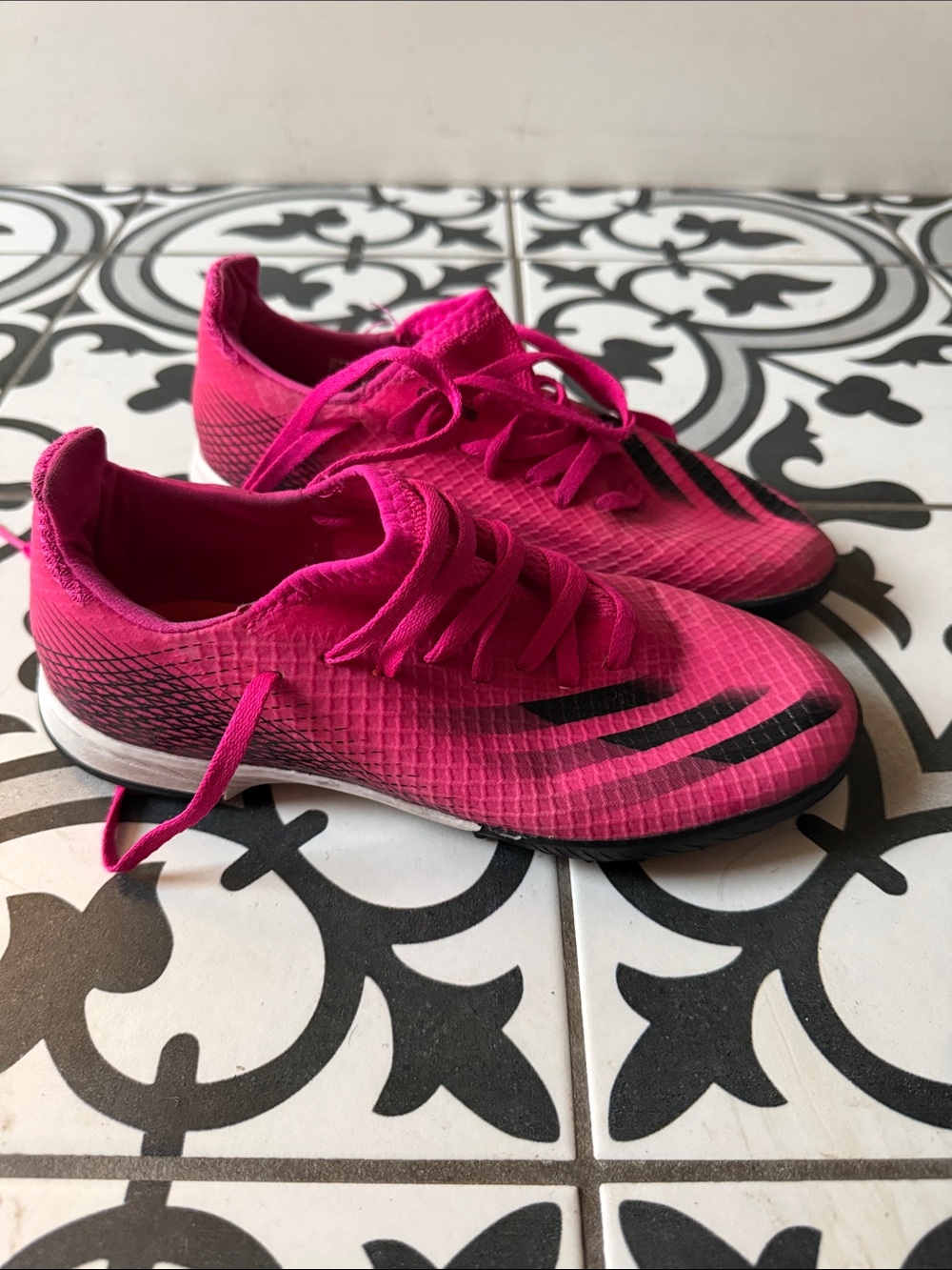 Girls Indoor Size 3.5 Soccer Shoes in Hot Pink
